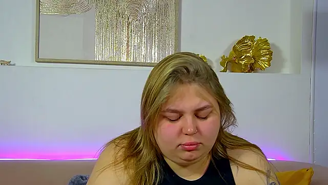 Snapshot of LillianKim chatting on November 5, 2025, 6:33 pm LillianKim online show from November 5, 2025, 6:33 pm