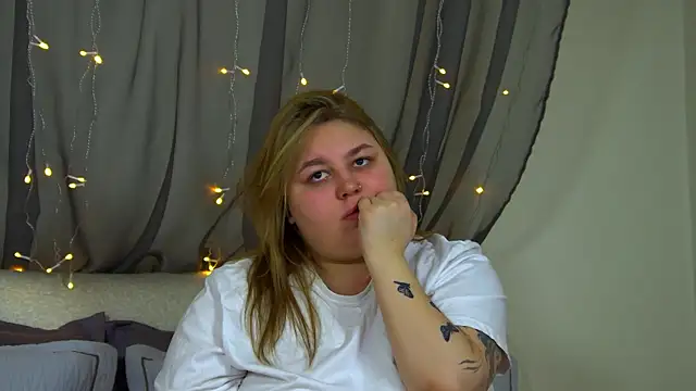 Snapshot of LillianKim chatting on December 1, 2025, 6:36 am LillianKim online show from December 1, 2025, 6:36 am