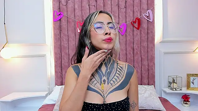 NicoleBlum online show from February 12, 2025, 2:43 pm