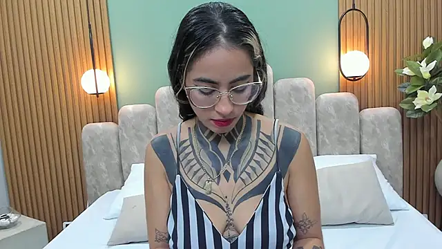 NicoleBlum online show from March 10, 2025, 1:54 pm