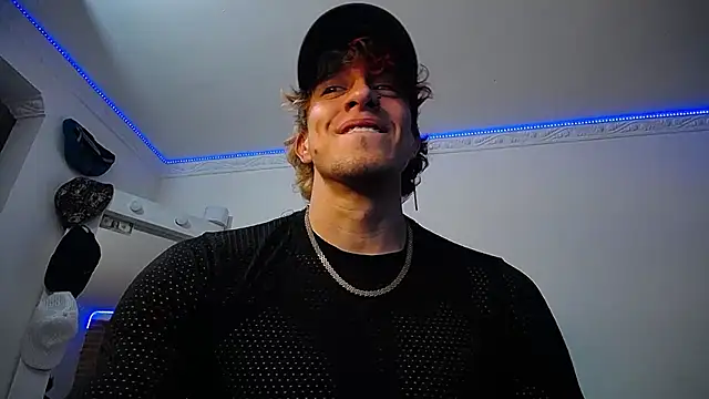 strongboy  online show from March 19, 2025, 11:14 pm