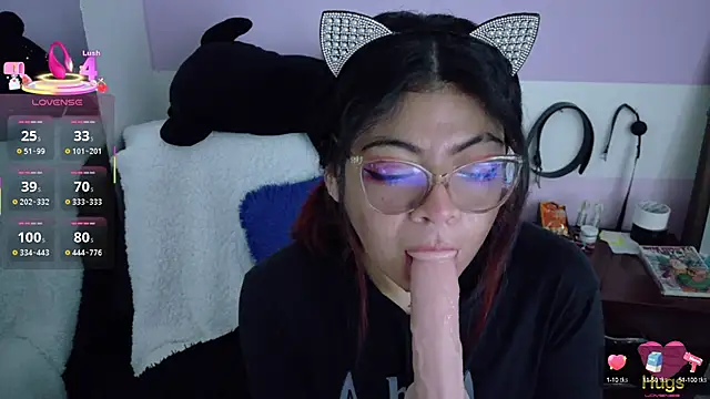 Catwhite  online show from October 6, 2025, 5:02 pm