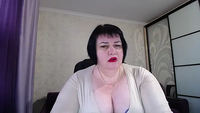 Snapshot of JuicyLady_Di chatting on October 17, 2025, 5:00 am JuicyLady Di online show from October 17, 2025, 5:00 am