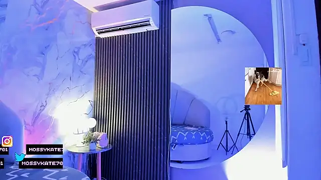 Snapshot of Katemoss70 chatting on September 19, 2025, 12:31 pm Katemoss70 online show from September 19, 2025, 12:31 pm