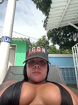 Snapshot of EmilyQueen3x chatting on February 15, 2026, 3:11 pm EmilyQueen3x online show from February 15, 2026, 3:11 pm