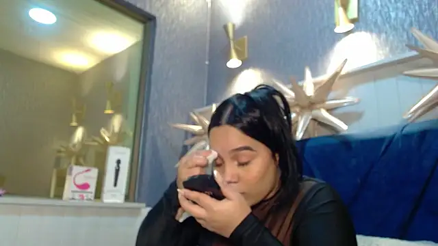 Snapshot of EmilyQueen3x chatting on December 20, 2025, 1:25 pm EmilyQueen3x online show from December 20, 2025, 1:25 pm