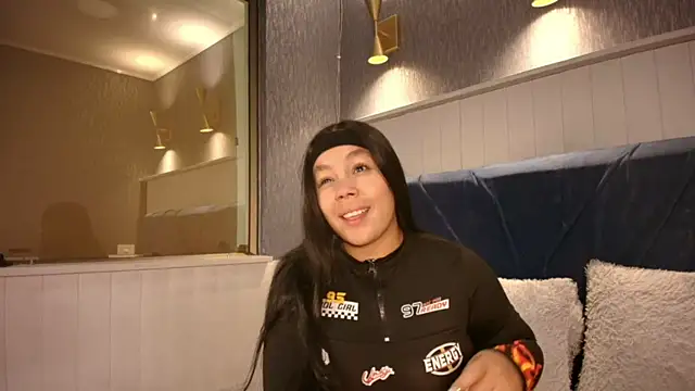 Snapshot of EmilyQueen3x chatting on March 2, 2026, 2:13 pm EmilyQueen3x online show from March 2, 2026, 2:13 pm