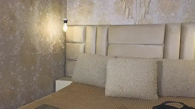 EmilyQueen3x online show from April 12, 2026, 2:42 pm