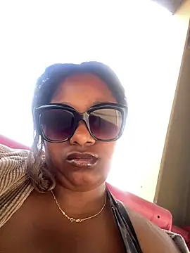 BigFineSelena online show from April 15, 2026, 1:37 pm