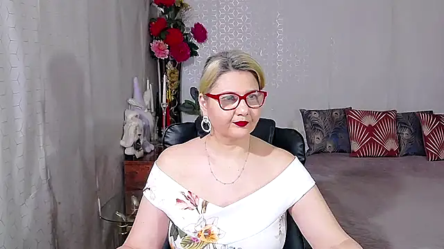 LucilleFenlys online show from February 11, 2026, 11:48 pm