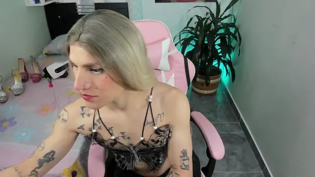 queenramoona-hot online show from September 14, 2025, 6:41 pm