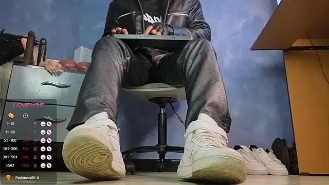 TomLover 12 online show from February 11, 2026, 12:38 pm