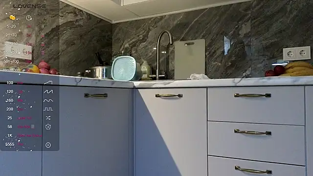 Snapshot of Alice_Wonders chatting on February 20, 2026, 6:54 pm Alice Wonders online show from February 20, 2026, 6:54 pm