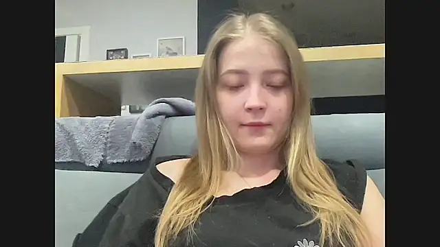 Snapshot of CharmingSarah chatting on February 25, 2026, 5:35 pm CharmingSarah online show from February 25, 2026, 5:35 pm