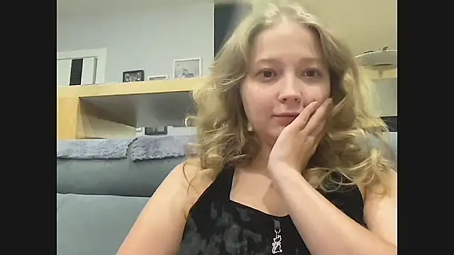 Snapshot of CharmingSarah chatting on September 25, 2025, 4:35 pm CharmingSarah online show from September 25, 2025, 4:35 pm