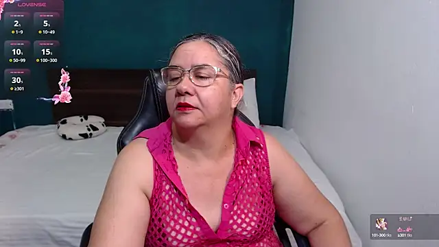 Snapshot of scaelettdubois chatting on October 6, 2025, 12:01 am scaelettdubois online show from October 6, 2025, 12:01 am