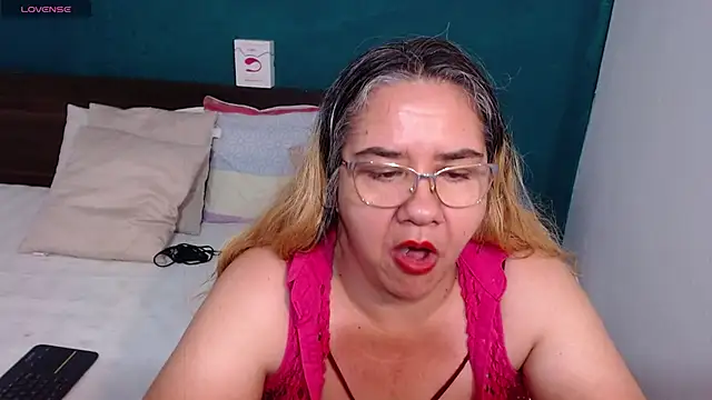 Snapshot of scaelettdubois chatting on February 25, 2025, 2:25 am scaelettdubois online show from February 25, 2025, 2:25 am