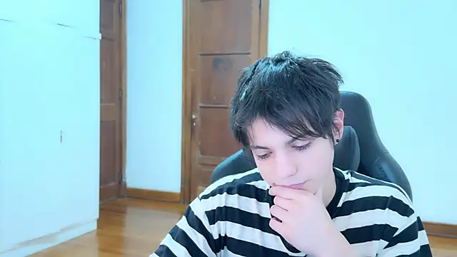 Snapshot of SasukeUhchiaa chatting on September 14, 2025, 4:18 pm SasukeUhchiaa online show from September 14, 2025, 4:18 pm