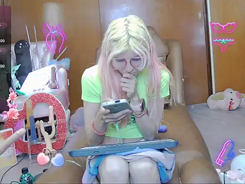 Skinygirl online show from November 17, 2025, 11:42 pm