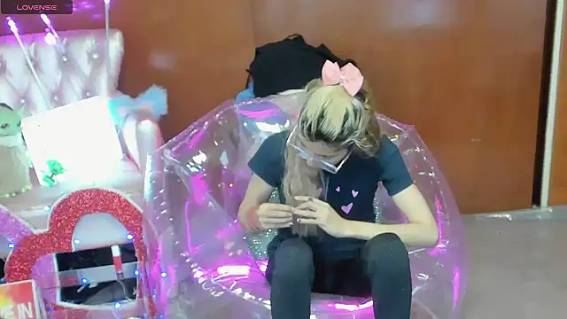 Skinygirl online show from February 12, 2026, 11:37 pm