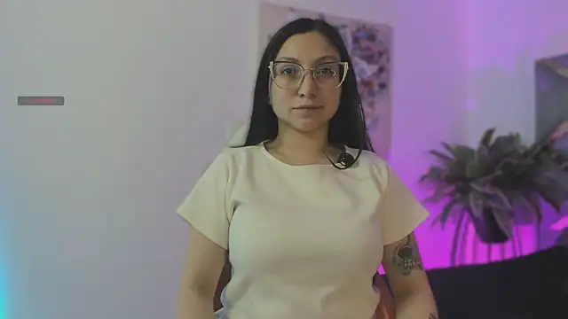 lucy neil online show from November 21, 2025, 2:32 am