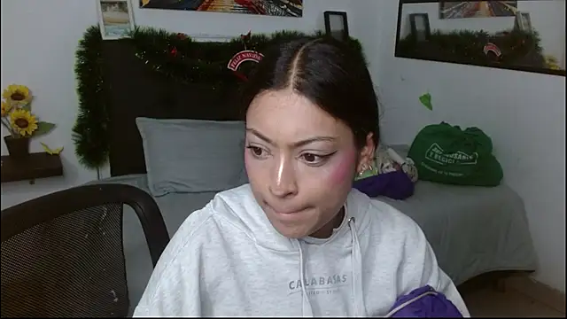 Snapshot of vaness_weet chatting on January 13, 2026, 8:35 pm vaness weet online show from January 13, 2026, 8:35 pm