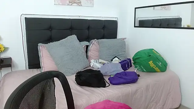 Snapshot of vaness_weet chatting on February 25, 2026, 8:19 pm vaness weet online show from February 25, 2026, 8:19 pm