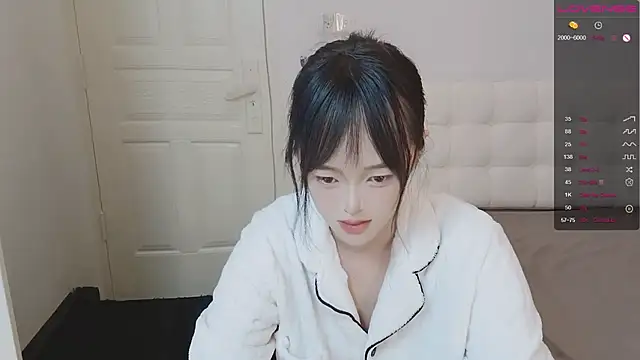 QiuPeiPeimmm online show from November 14, 2025, 11:52 pm