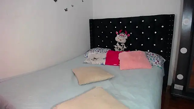 BellaKarla online show from October 17, 2025, 7:59 pm