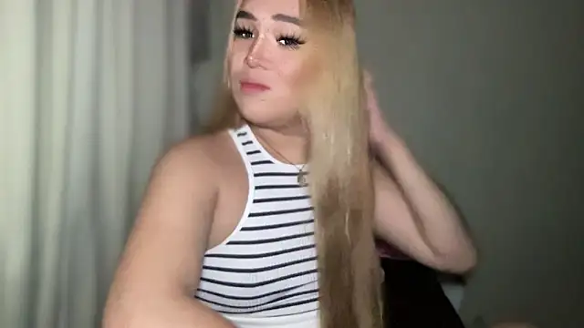 Snapshot of MissCataleyaxxx chatting on March 22, 2025, 12:39 am MissCataleyaxxx online show from March 22, 2025, 12:39 am