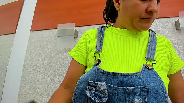 Snapshot of allice_green chatting on November 15, 2025, 12:58 am allice green online show from November 15, 2025, 12:58 am