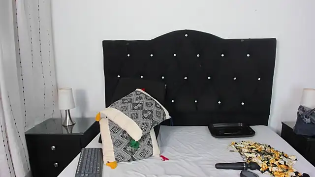 Keira Lennox online show from November 8, 2025, 11:47 am