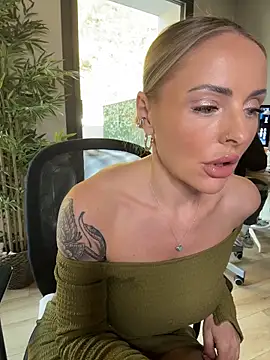 Snapshot of EmaSalis chatting on November 11, 2025, 11:05 am EmaSalis online show from November 11, 2025, 11:05 am