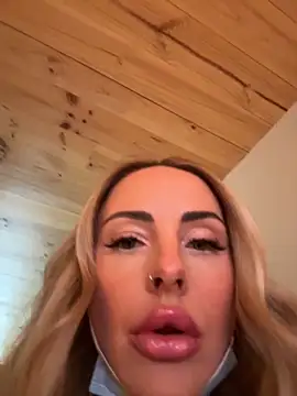 Snapshot of EmaSalis chatting on November 7, 2025, 9:25 am EmaSalis online show from November 7, 2025, 9:25 am