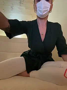 Snapshot of EmaSalis chatting on November 28, 2025, 1:22 pm EmaSalis online show from November 28, 2025, 1:22 pm