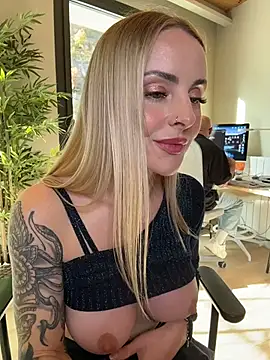 Snapshot of EmaSalis chatting on November 19, 2025, 2:06 pm EmaSalis online show from November 19, 2025, 2:06 pm