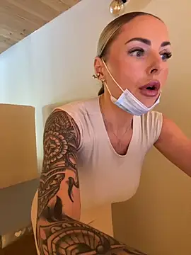 Snapshot of EmaSalis chatting on October 24, 2025, 9:52 am EmaSalis online show from October 24, 2025, 9:52 am