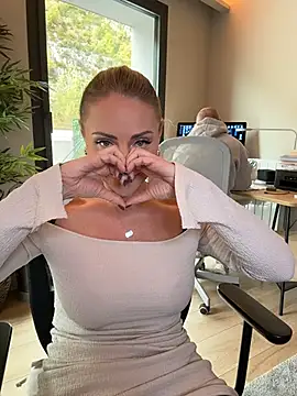 Snapshot of EmaSalis chatting on November 10, 2025, 11:15 am EmaSalis online show from November 10, 2025, 11:15 am