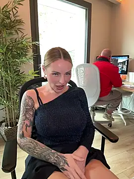 Snapshot of EmaSalis chatting on November 20, 2025, 10:27 am EmaSalis online show from November 20, 2025, 10:27 am