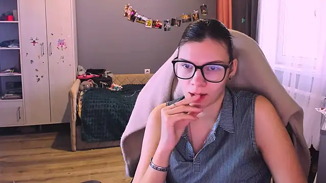 Snapshot of MollyLollipop chatting on December 15, 2025, 5:57 am MollyLollipop online show from December 15, 2025, 5:57 am