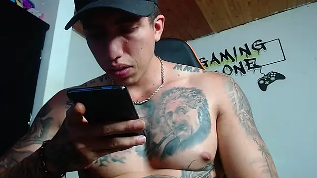 Snapshot of Adam_Hudsond chatting on March 4, 2025, 10:05 pm Adam Hudsond online show from March 4, 2025, 10:05 pm