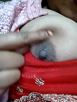 Snapshot of BigBustyRuhi chatting on February 5, 2026, 9:27 am BigBustyRuhi online show from February 5, 2026, 9:27 am