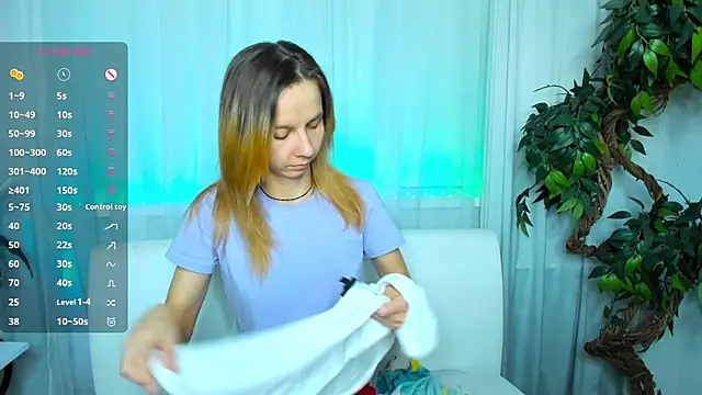 Snapshot of Bell_a_mi_ chatting on November 10, 2025, 11:48 am Bell a mi online show from November 10, 2025, 11:48 am