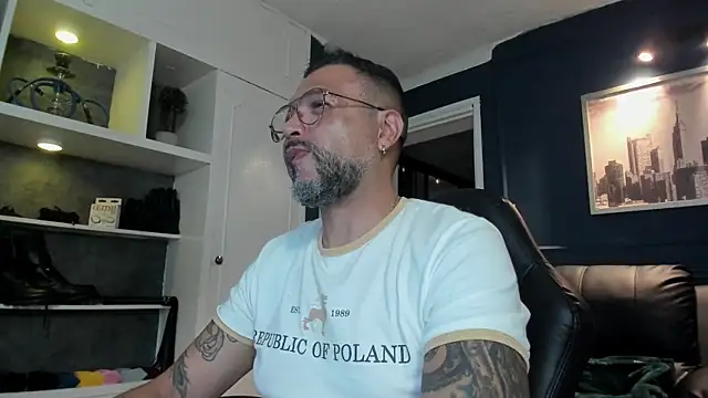 Snapshot of MrFrank_tattoo chatting on June 16, 2026, 12:54 am MrFrank tattoo online show from June 16, 2026, 12:54 am