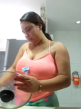 Snapshot of LizzRouse chatting on November 10, 2025, 2:33 pm LizzRouse online show from November 10, 2025, 2:33 pm