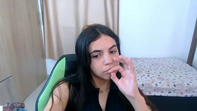 Snapshot of _elenna chatting on March 4, 2025, 5:24 pm elenna online show from March 4, 2025, 5:24 pm