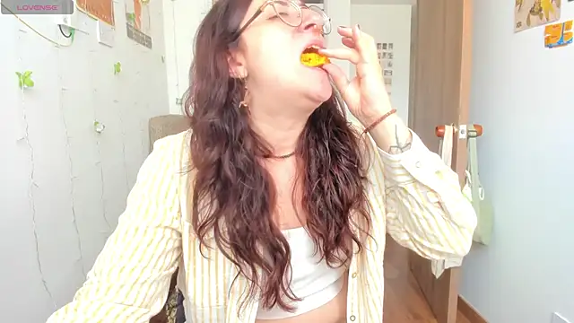 Snapshot of linda_giggle chatting on November 12, 2025, 2:32 pm linda giggle online show from November 12, 2025, 2:32 pm