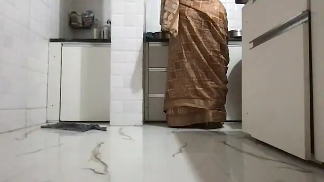 Snapshot of Riyasingh9 chatting on November 10, 2025, 4:50 am Riyasingh9 online show from November 10, 2025, 4:50 am