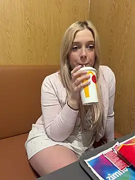 Snapshot of CherryAuroraa chatting on March 1, 2026, 10:21 pm CherryAuroraa online show from March 1, 2026, 10:21 pm