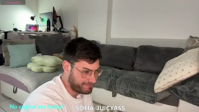 Snapshot of Sofia_JuicyAss chatting on January 8, 2025, 3:28 pm Sofia JuicyAss online show from January 8, 2025, 3:28 pm